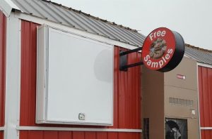 Blade Signs blade projecting custom sign e1532357024542 300x198